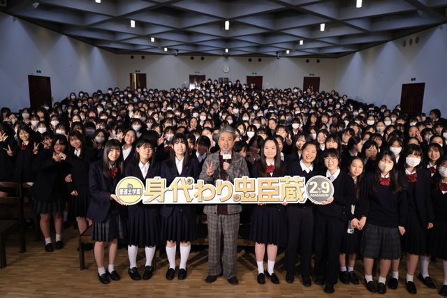 サプライズで約500人の中高生の前に登場したムロツヨシさん