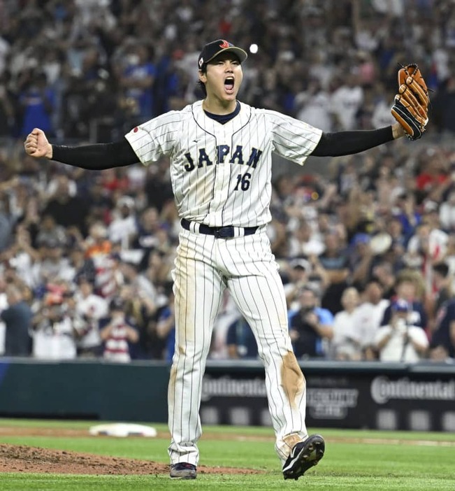 第５回ＷＢＣで優勝しガッツポーズする日本の大谷翔平＝２０２３年３月、マイアミ（共同）