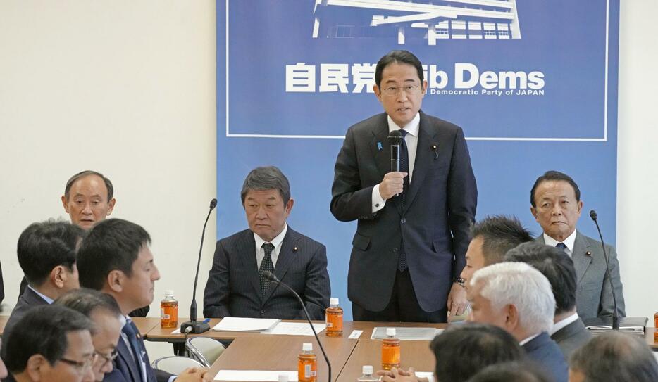 自民党の政治刷新本部の会合であいさつする岸田首相＝16日午後、東京・永田町の党本部