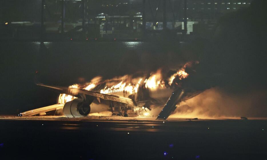 羽田空港の滑走路で炎上する日航機＝2日午後6時34分