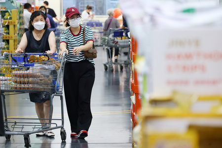江蘇省南京市のスーパーで買い物をする人（2023年6月9日撮影、資料写真）。