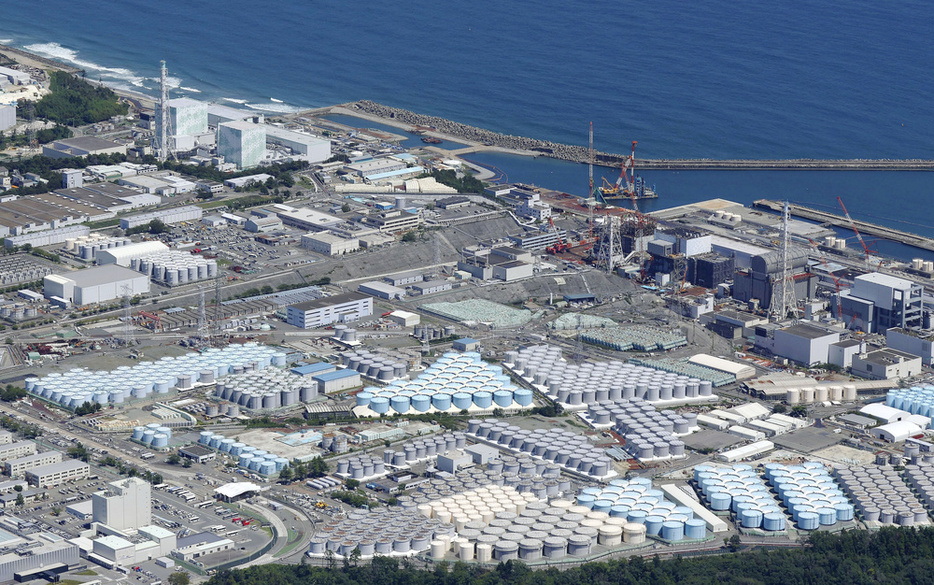 敷地内に処理水の保管タンクが並ぶ東京電力福島第1原発＝2023年8月