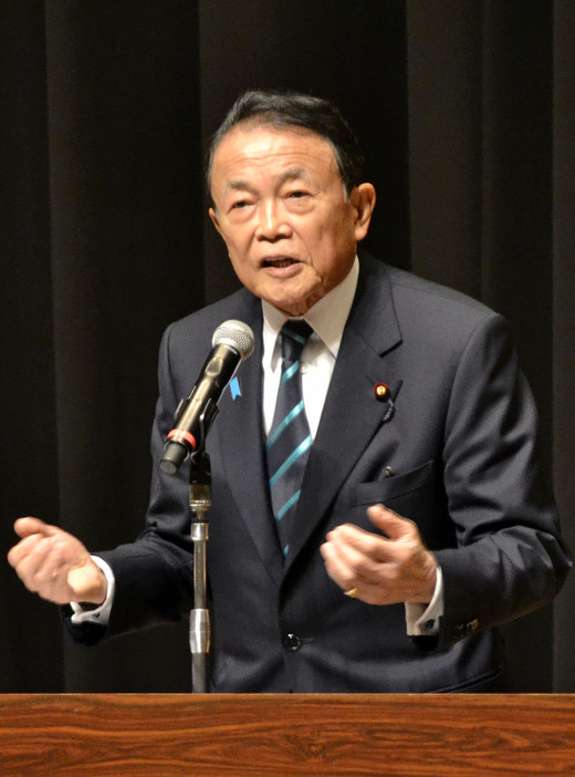 福岡県飯塚市での国政報告会で発言する自民党の麻生副総裁＝27日午後