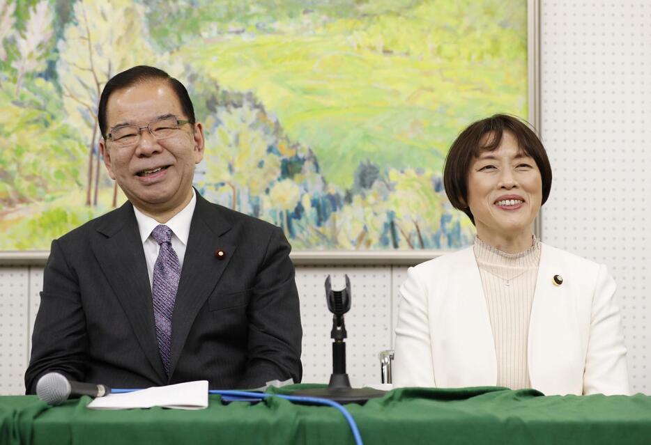 共産党の党大会閉幕後の記者会見で、笑顔を見せる新委員長就任の田村智子氏（右）と議長就任の志位和夫氏＝18日午後、静岡県熱海市