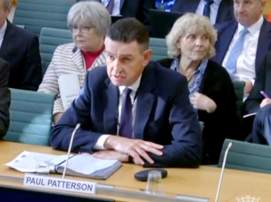 16日、英下院委員会で証言するポール・パターソン氏（英議会の配信映像から・共同）