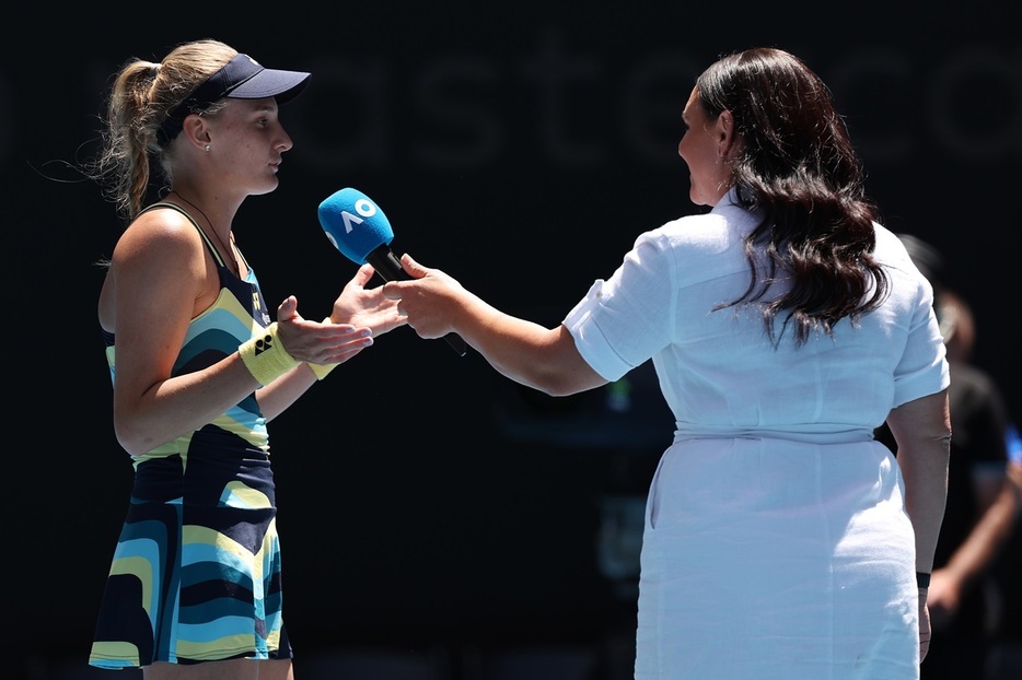 「オーストラリアン・オープン」（オーストラリア・メルボルン）で4回戦勝利後にオンコートインタビューを受けるダイアナ・イエストレムスカ（ウクライナ／左）とインタビュアーのエレナ・ドキッチ（オーストラリア）（Getty Images）