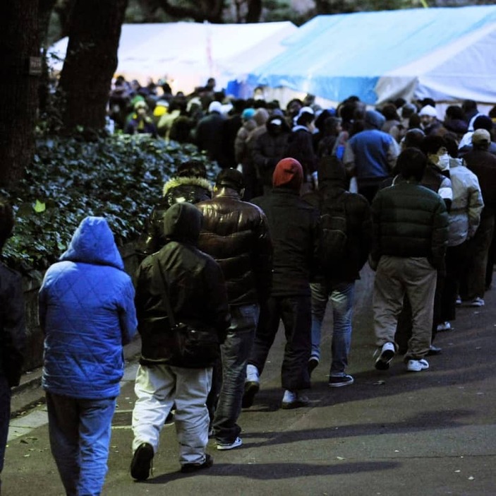 “年越し派遣村”で炊き出しに列をつくる人たち＝２００９年１月２日夕、東京・日比谷公園