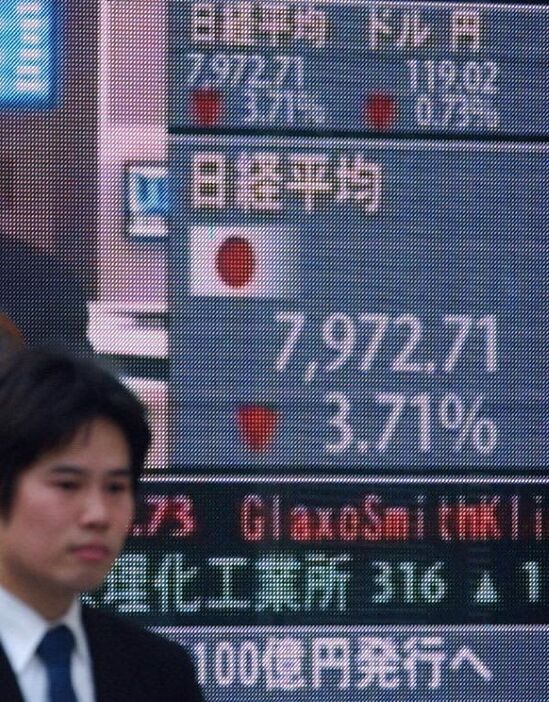 バブル崩壊後、最安値を更新し続けた日経平均株価は８０００円を割った（２００３年３月３１日）