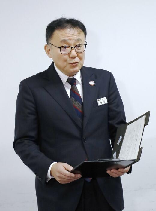 調査報告書の再公表について取材に応じる札幌市教委の檜田英樹教育長＝26日午後、札幌市