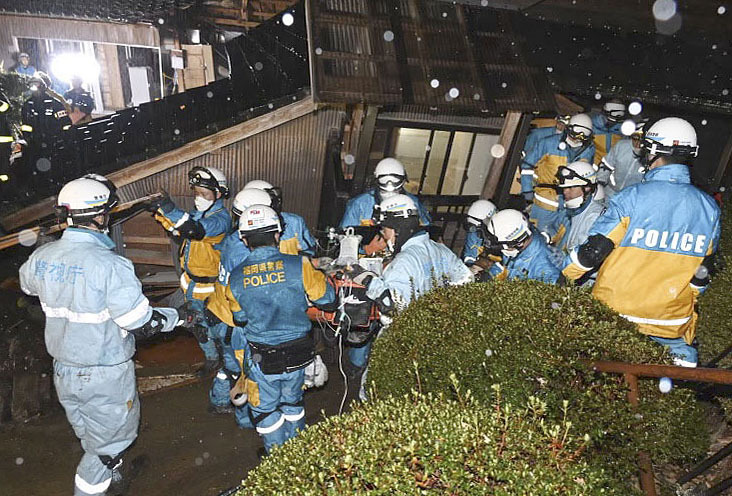 地震発生から約124時間が経過した6日夜、倒壊家屋から90代の女性を救出する警視庁と福岡県警の警察官ら＝石川県珠洲市（警視庁提供）