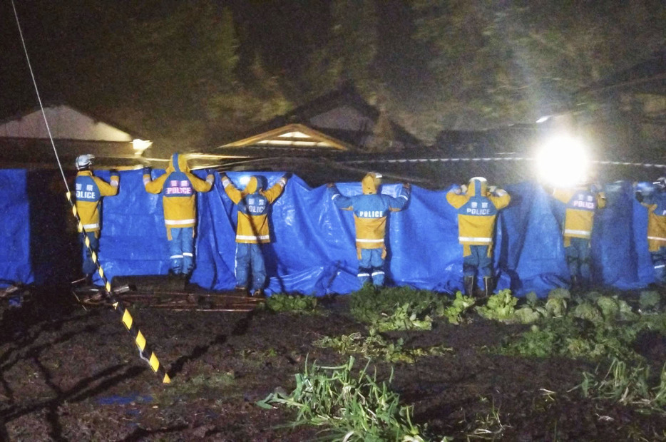 地震発生6日目に倒壊家屋から90代女性が救出された石川県珠洲市の現場＝6日夜