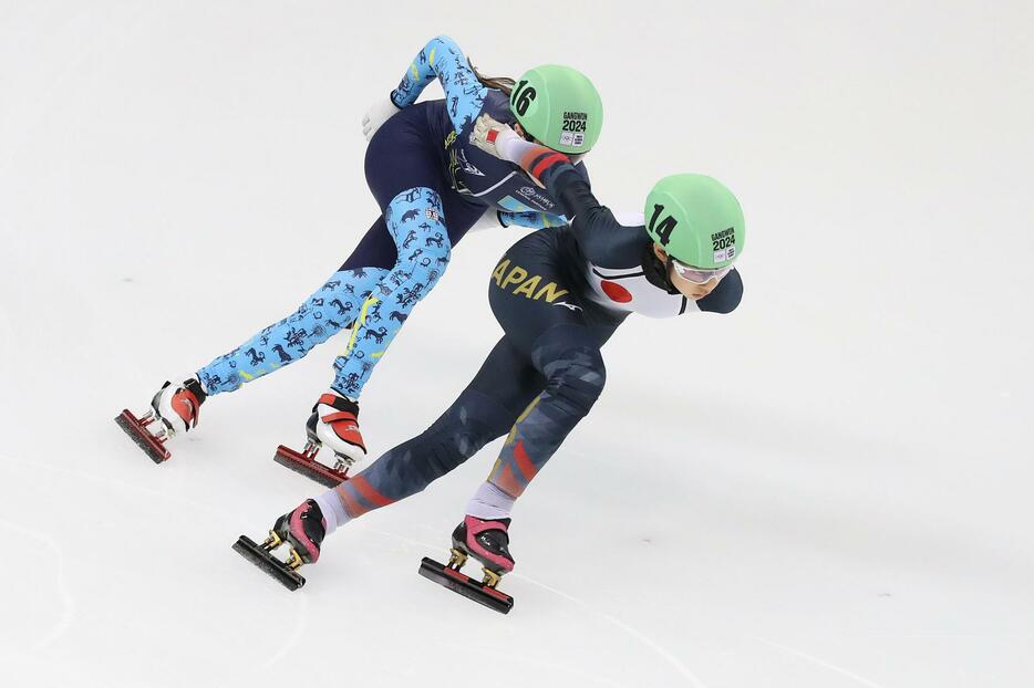 ショートトラックの女子1500メートルで滑走する井上暖乃美（右）＝江陵（ゲッティ＝共同）