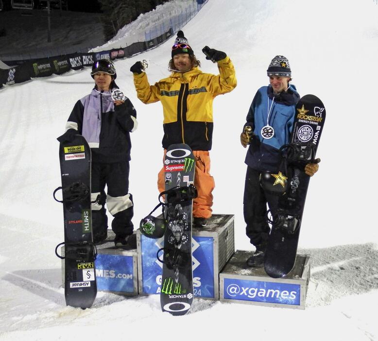 スノーボードのビッグエア男子で優勝した長谷川帝勝（中央）と2位の国武大晃（左）＝アスペン（共同）