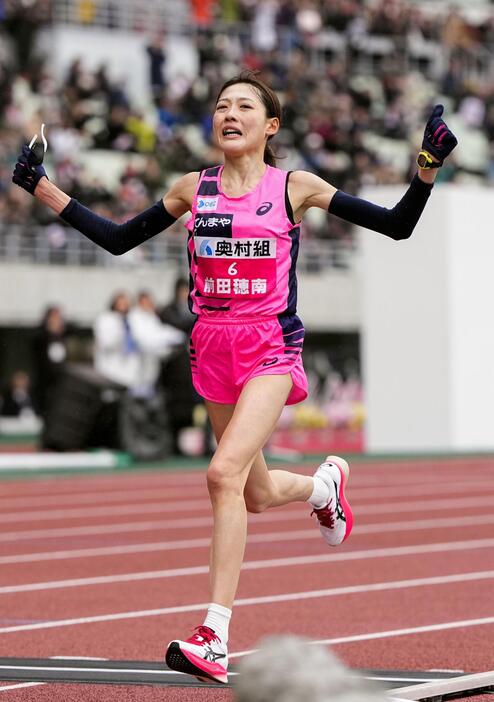 2時間18分59秒の日本新記録をマークし、2位でゴールする前田穂南。日本陸連の設定タイムを突破しパリ五輪代表候補となる＝ヤンマースタジアム長居