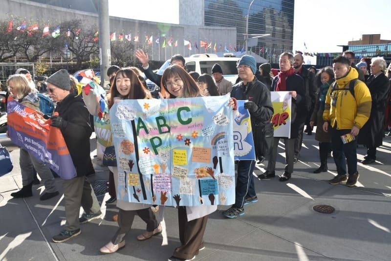 国連本部前で街頭デモをする河野絵理子さん（手前右から２人目）＝２０２３年１１月、米ニューヨーク（共同）