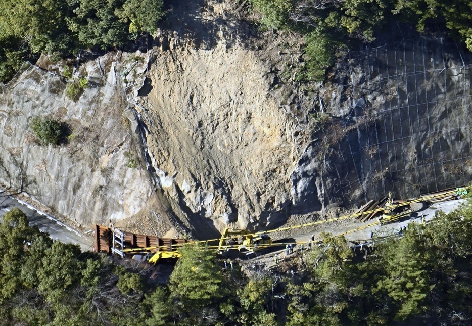 全焼した車両が見つかった奈良県下北山村の土砂崩れ現場＝昨年12月（共同通信社ヘリから）