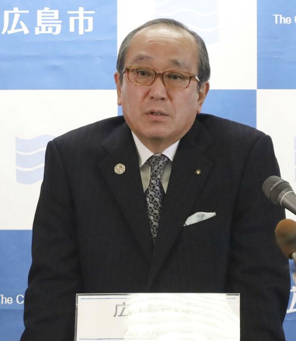 広島市役所で記者会見する松井一実市長＝18日午前