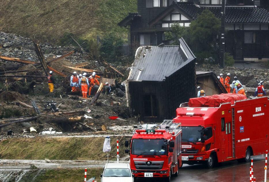 石川県輪島市市ノ瀬町で続く安否不明者の捜索活動＝21日午後