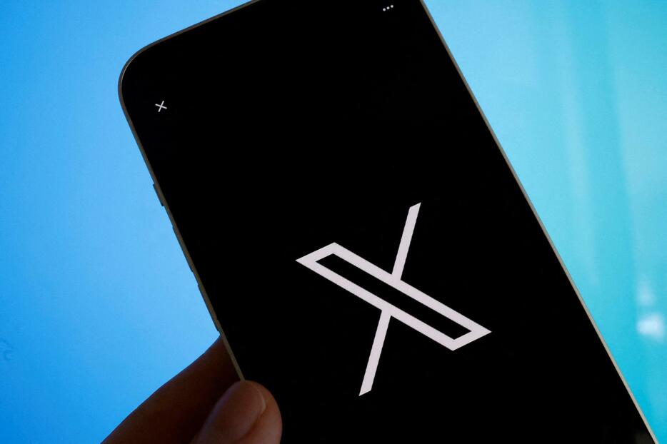 スマートフォンに表示された「X」のロゴ＝2023年7月（ロイター＝共同）