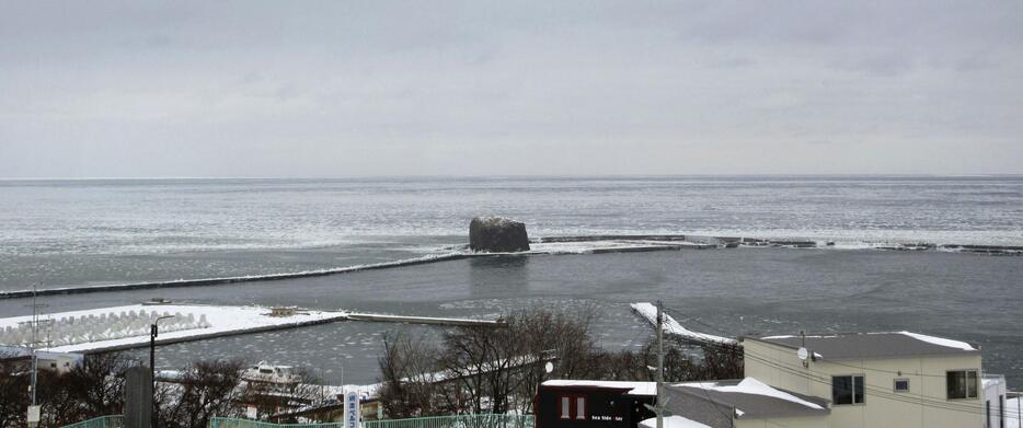 北海道網走市に接岸した流氷＝22日午前（網走地方気象台提供）