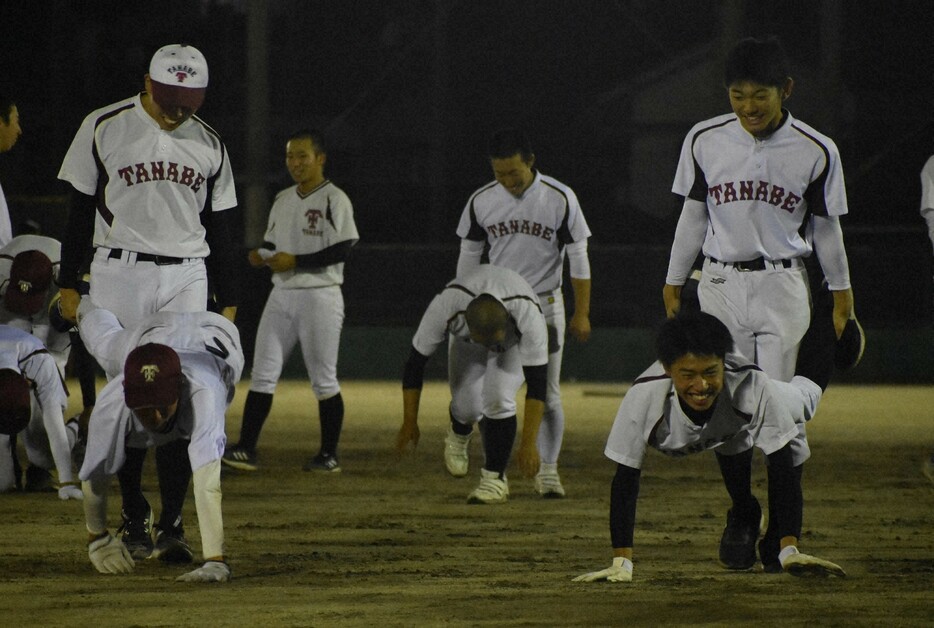 練習する田辺の選手たち＝和歌山県田辺市の田辺高グラウンドで2023年12月14日午後7時21分、深野麟之介撮影