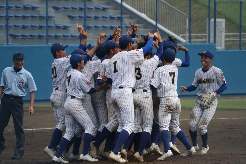 昨秋の県大会で優勝を決め、歓喜にあふれる中央学院の選手ら＝千葉市稲毛区の県野球場で２０２３年１０月１日、林帆南撮影