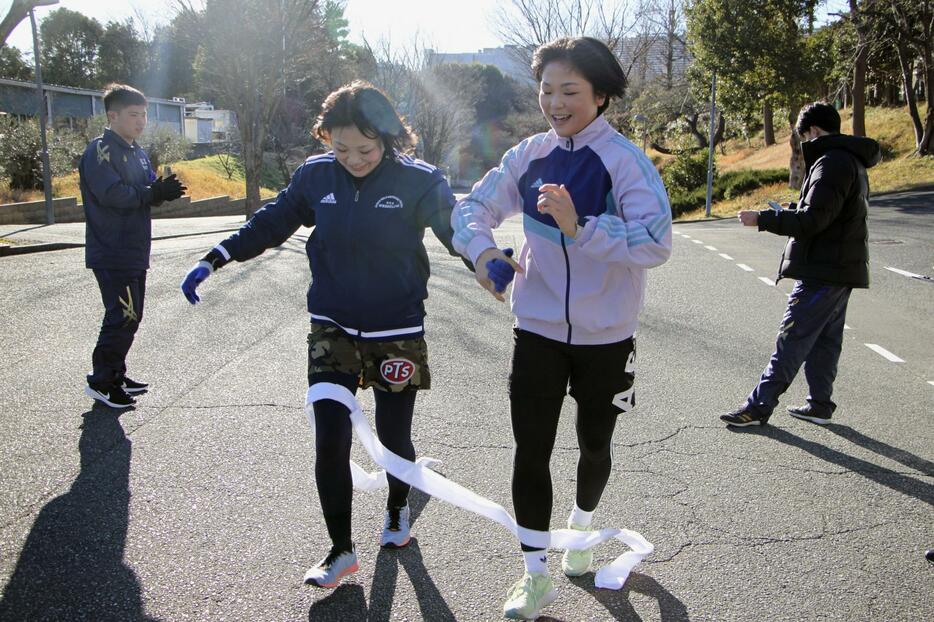 日体大レスリング部の「成人の日」マラソンでゴールした藤波朱理（手前右）＝8日、横浜市青葉区