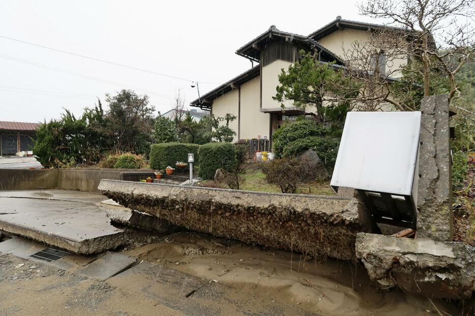 液状化とみられる現象で隆起した道＝13日、石川県内灘町