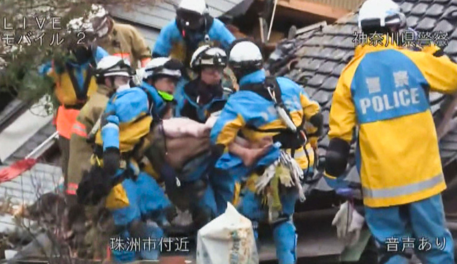 倒壊した住宅から神奈川県警の隊員らに救出される男性＝3日午後0時20分頃、石川県珠洲市（警察庁提供）