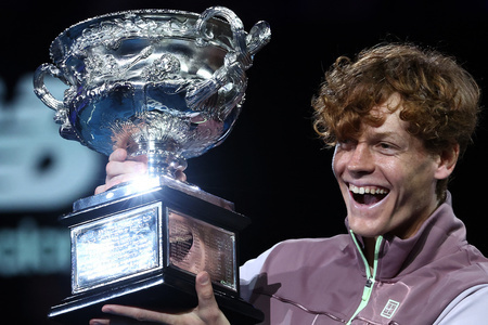 全豪オープンテニス、男子シングルス決勝。トロフィーを手に笑顔のヤニック・シナー（2024年1月28日撮影）。