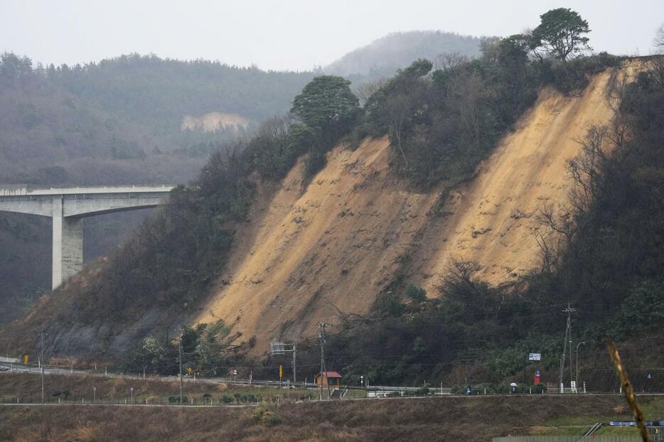 石川県珠洲市内で、大規模に土砂が崩れた現場＝3日午後0時11分
