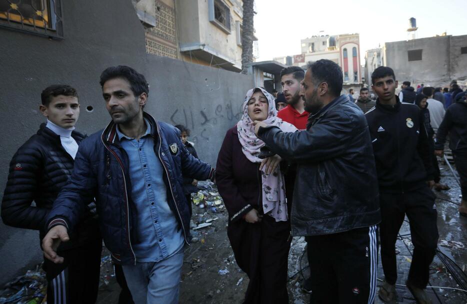 イスラエル軍の攻撃でけがをした女性（中央）ら＝16日、パレスチナ自治区ガザ中部デールバラハ（ゲッティ＝共同）