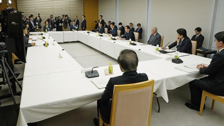 首相官邸で開かれた経済財政諮問会議＝22日午前