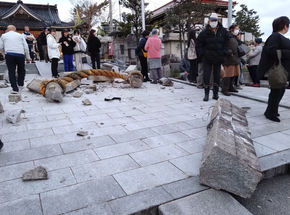 地震で鳥居が倒壊するなどした金沢市の大野日吉神社＝1日午後4時50分ごろ