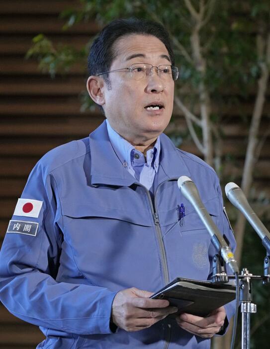 記者団の取材に応じる岸田首相＝5日午後、首相官邸