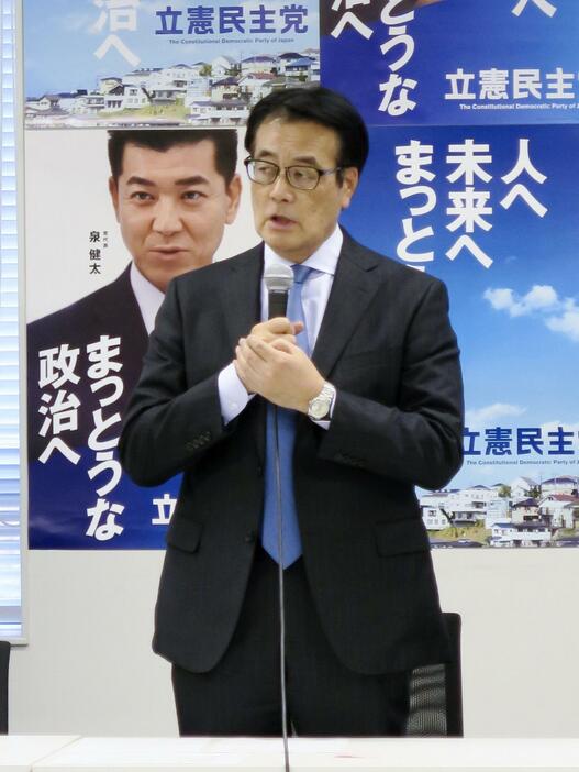 立憲民主党の政治改革実行本部の会合であいさつする岡田幹事長＝23日午後、国会