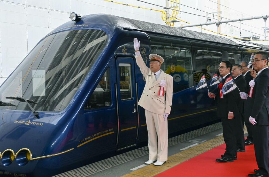 JR高松駅で開かれた豪華観光列車「ザ・ロイヤルエクスプレス」の出発セレモニー＝26日午後