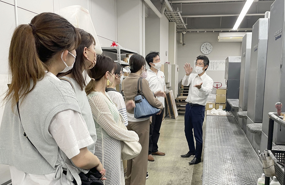 前橋市の印刷会社を見学する群馬大の柴田博仁教授（右から2人目）と学生ら＝2022年8月