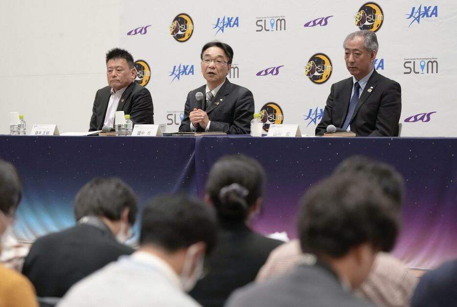 小型探査機「SLIM」の月面着陸について記者会見する（右から）JAXAの山川宏理事長、国中均理事、宇宙科学研究所の藤本正樹副所長＝20日午前2時31分、相模原市のJAXA相模原キャンパス