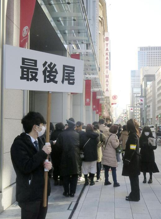 初売りを迎えた日本橋高島屋で開店を待つ人たち＝2日午前、東京都中央区