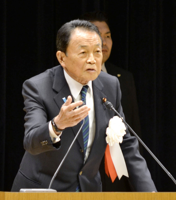 福岡県芦屋町で講演する自民党の麻生副総裁＝28日午後