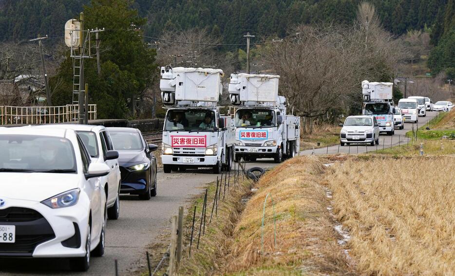 通行止めにより、災害復旧車両などで渋滞する国道249号線の迂回路。手前が穴水、輪島方面＝11日、石川県七尾市