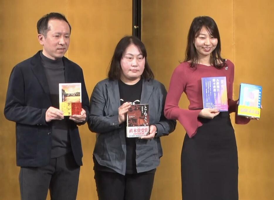 向かって左から直木賞の万城目学さんと河﨑秋子さん、芥川賞の九段理江さん