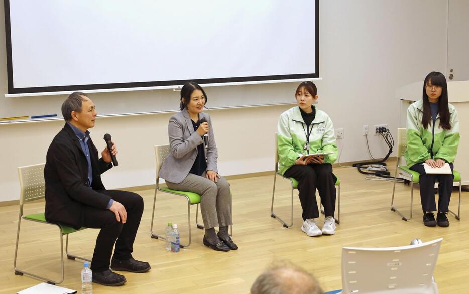 イベントで自らの活動について話した（左2人目から）阪神大震災の語り部米山未来さん、東日本大震災・原子力災害伝承館の語り部遠藤美来さん、横山和佳奈さん＝14日午後、福島県双葉町