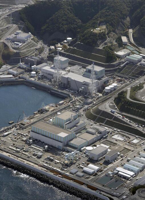 中国電力島根原発。（左奥から）1号機、2号機、3号機（手前）＝2023年11月、松江市