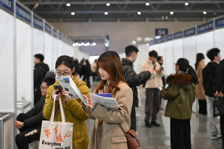 重慶市で開催された就活イベント（2023年12月16日撮影、資料写真）。