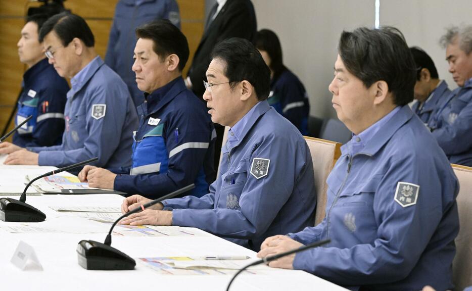 非常災害対策本部会議で発言する岸田首相（右から2人目）＝6日午前10時28分、首相官邸