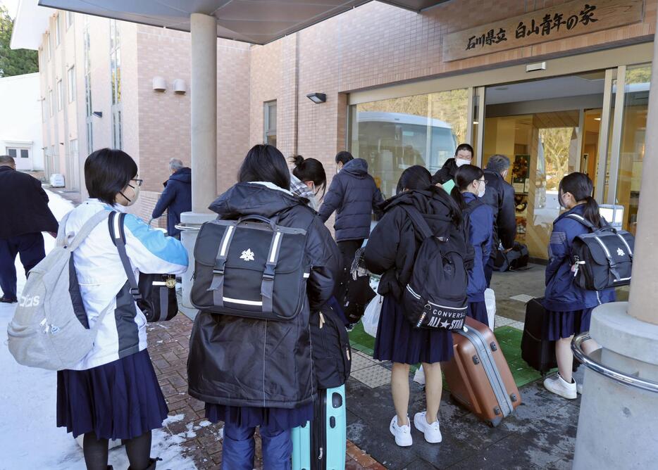 能登半島地震で小中学校の再開が見通せない石川県輪島市から白山市の「県立白山青年の家」に集団避難した中学生ら＝17日午後（代表撮影）