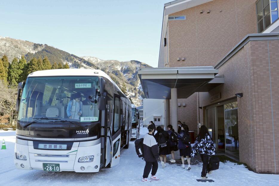 集団避難のため、石川県輪島市から白山市の「県立白山青年の家」に到着した中学生ら＝17日午後（代表撮影）