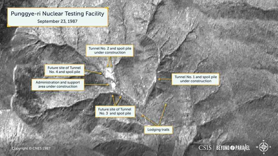 1987年9月23日、フランス国立宇宙研究センターが撮影した北朝鮮北東部豊渓里の衛星写真。中央右と同上に核実験用の坑道となる位置が記されている（CSIS/Beyond　Parallel提供・共同）